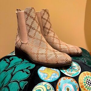 Just Fab Heeled Boots Gucci Vibes Vernetta Tan Patterned Canvas Stack Heel Sz 9